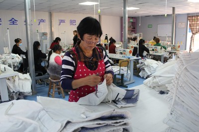 寧縣春榮鎮(zhèn)興創(chuàng)服裝就業(yè)工廠 產(chǎn)品遠(yuǎn)銷海外的服裝產(chǎn)業(yè)典范